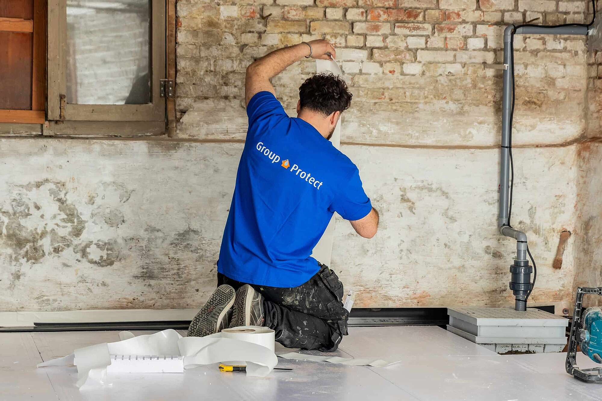 Vochtspecialist van Aqua Protect installeert een vloerdrainage